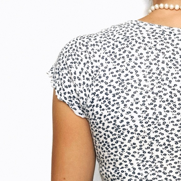 Brandy Melville tee - Picture 2 of 3